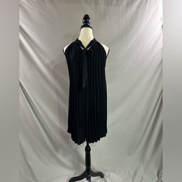 Black Tie Back Pleated Dress - Picture 5 of 6